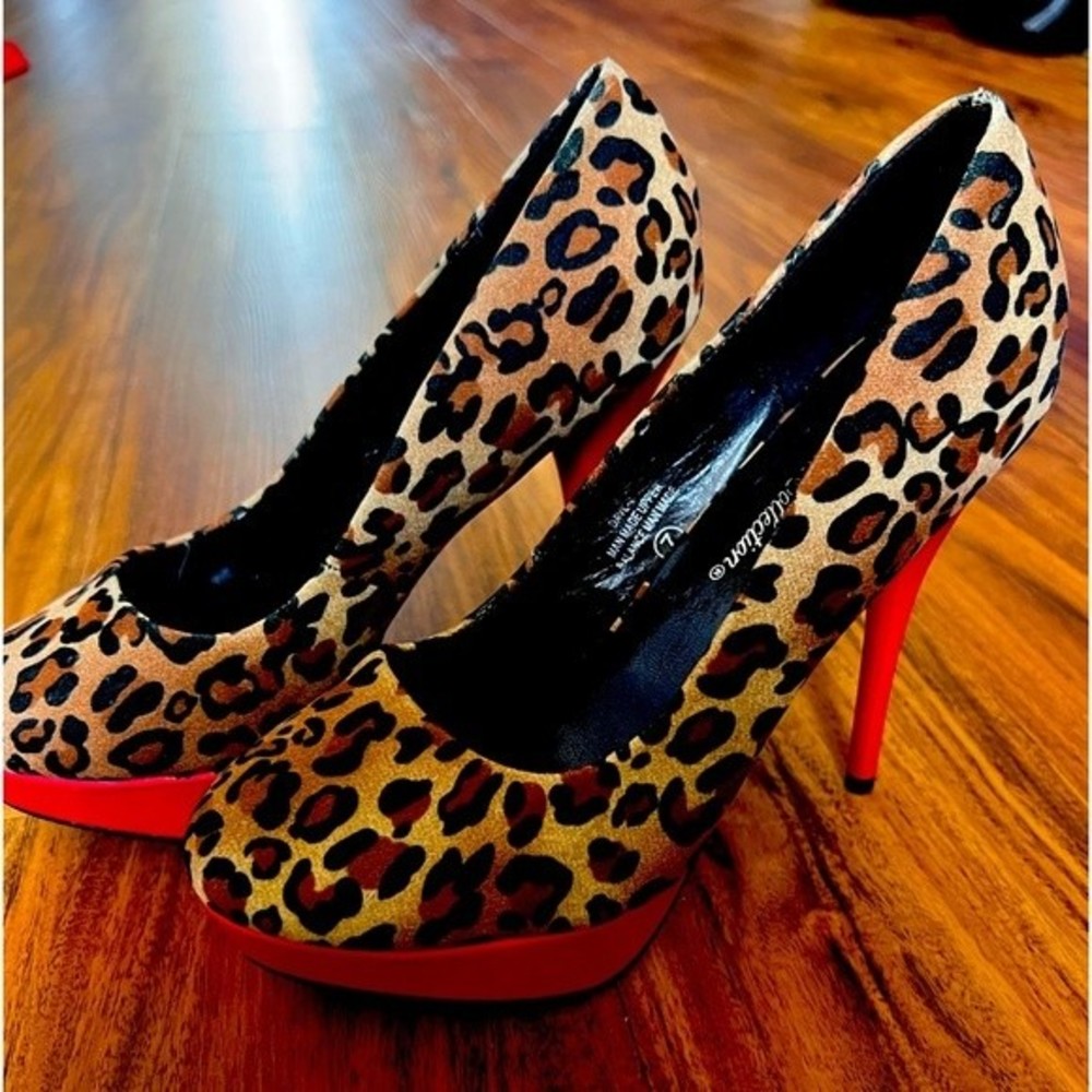 Ladies Animal print heels. Size 7